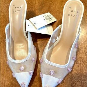NWT-A New Day 6.5 Ivory Mesh Open Back Low Heels Memory Foam w Pink Flowers $40